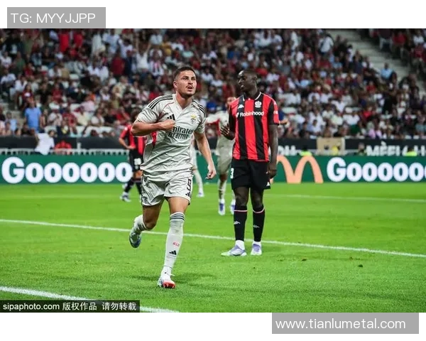 克里夫足球明星的传奇之路与辉煌成就探秘